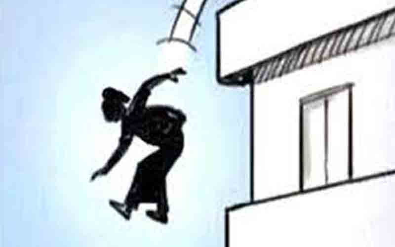 घर की छत से गिरने पर 12 वर्षीय मासूम बच्ची गंभीर रूप से हुई घायल