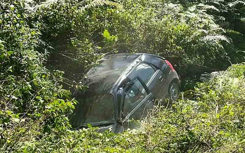 अनियंत्रित होकर सड़क किनारे गहरे नाले में गिरी कार, चालक घायल