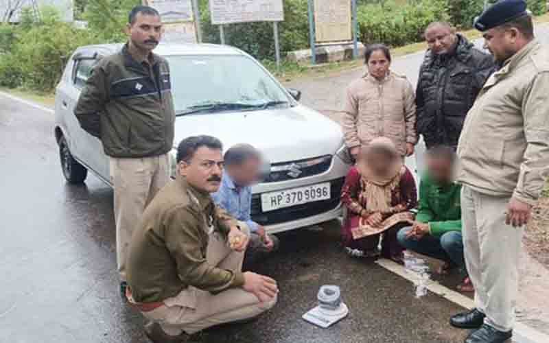 पुलिस ने चरस सहित गिरफ्तार किए दो व्यक्ति, एक महिला