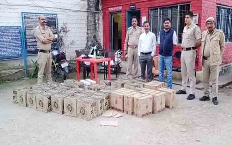 लावारिस हालत में खड़ी एक गाड़ी से बरामद हुई अवैध शराब, मामला दर्ज