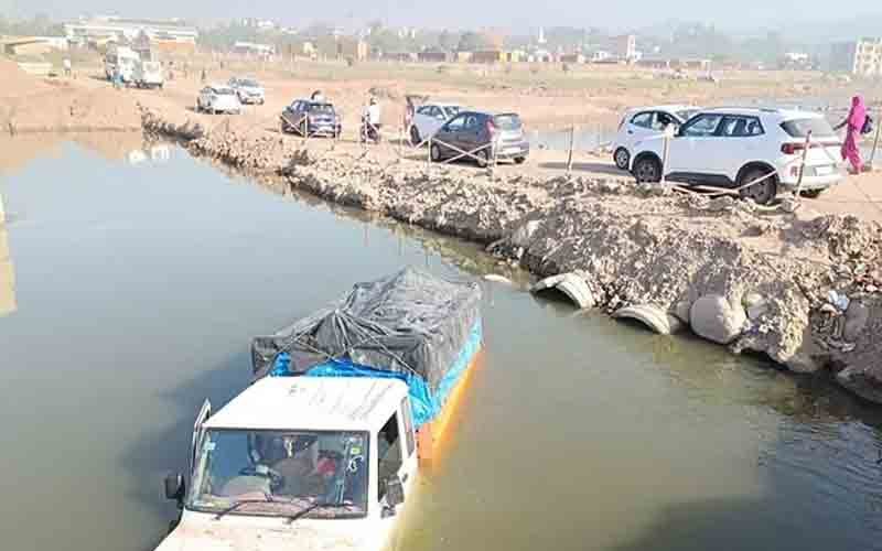 पिकअप गाड़ी के खड्ड में गिरने से चालक की हुई मौत