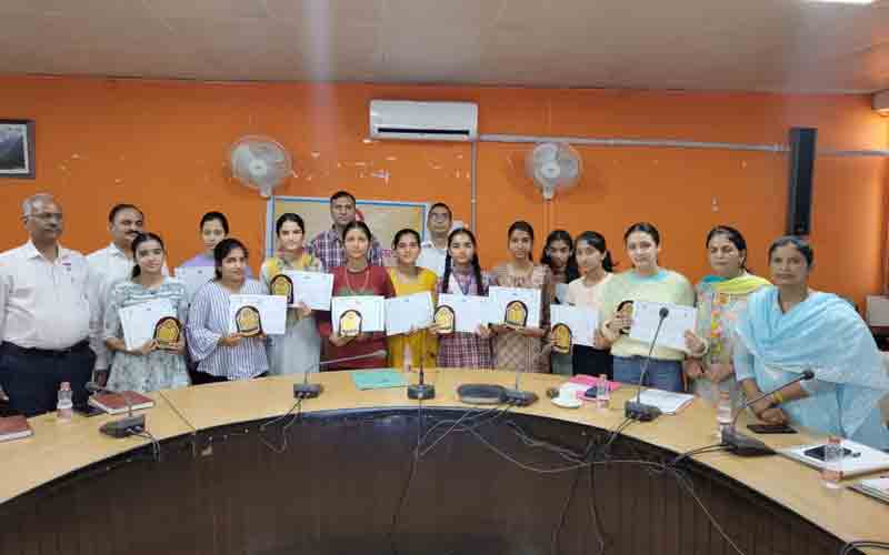 जिला बिलासपुर में ‘बेटी बचाओ बेटी पढ़ाओ’ योजना के अंतर्गत नवाजे मेधावी