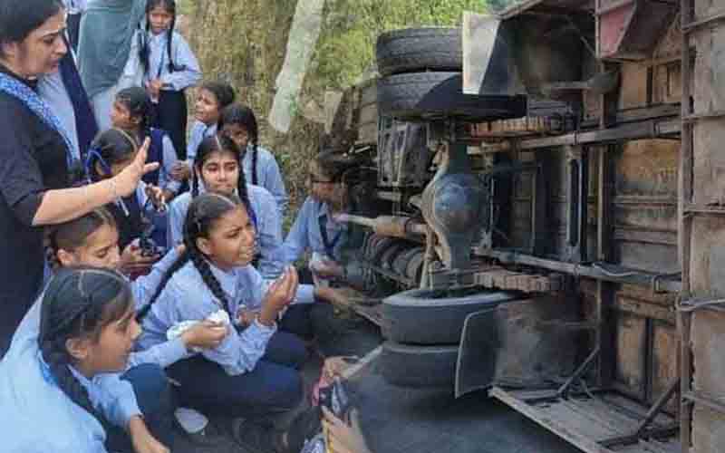 भ्रमण पर निकले स्कूली बच्चों की पलटी बस, कई घायल