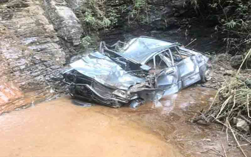 सड़क से लुढ़क कर खाई में गिरी कार, 18 वर्षीय 2 युवकों की मौत, एक जख्मी