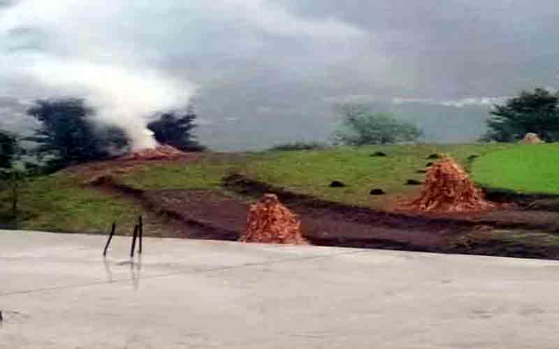 बिजली गिरने से खेतों में मवेशियों के लिए रखे घास में लगी आग, करीब 50 हजार का नुकसान