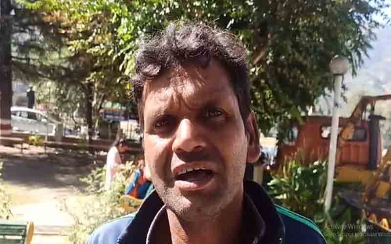समय पर वेतन न मिलने से सफाई कर्मचारियों ने की हड़ताल
