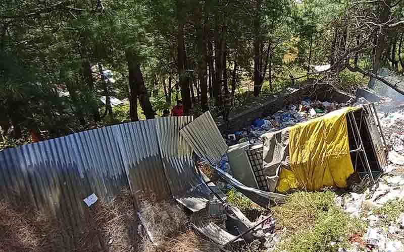 सड़क से लुड़क कर 20 फीट नीचे कूड़ेदान में गिरी पिकअप