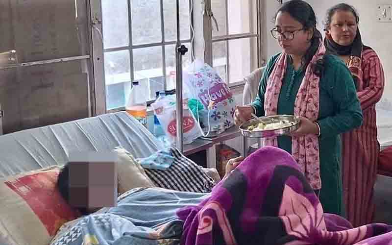 गैस सिलिंडर के लीक होने से रसोईघर में लगी आग, मां-बेटी समेत तीन झुलसे