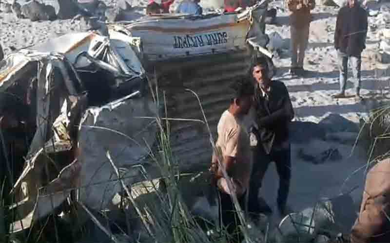 दर्दनाक हादसा: सड़क से लुढ़क कर नदी किनारे गिरी गाड़ी, 3 लोगों की मौत