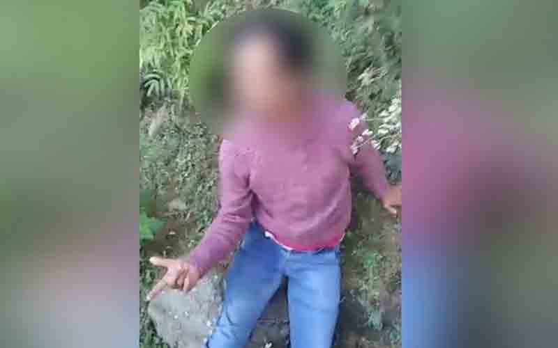 नशे की हालत में स्कूल पहुंच रहा हेडमास्टर, पंचायत के लोगों ने वीडियो बनाकर…..