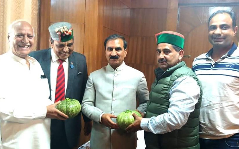 जैविक खेती के लिए युवाओं को प्रेरित कर रहे विधायक केवल सिंह पठानिया