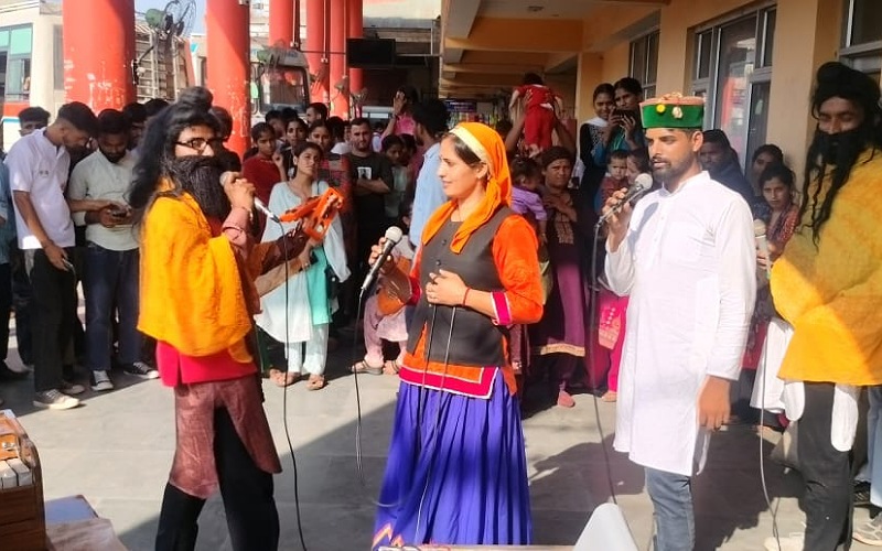 नाहन में गीत व नाटकों से कलाकार आपदा प्रबंधन पर लोगों को कर रहे हैं जागरूक