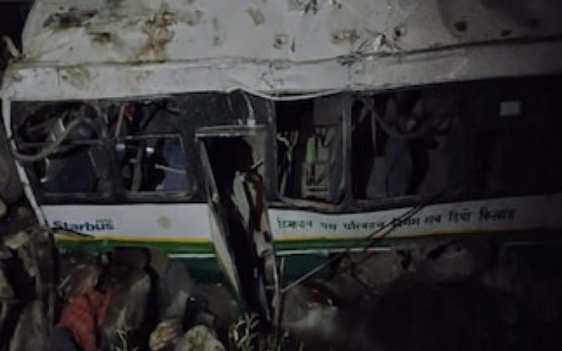 अनियंत्रित होकर खाई में गिरी एचआरटीसी बस, मेकैनिक की मौत, चालक घायल