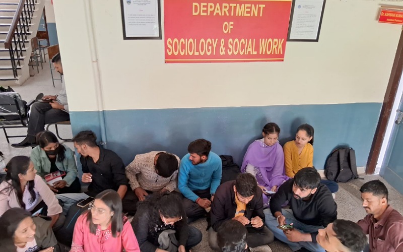 विरोध प्रदर्शन का दूसरा दिन: सोशल वर्क के छात्रों ने किया कक्षाओं का बहिष्कार