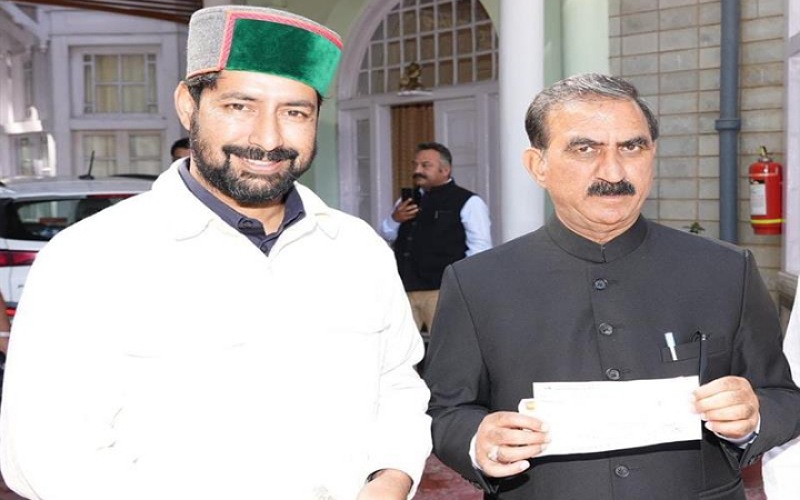 विधायक विनोद सुल्तानपुरी ने कसौली के विभिन्न संगठनों की ओर से मुख्यमंत्री राहत कोष में दिए इतने रुपए….