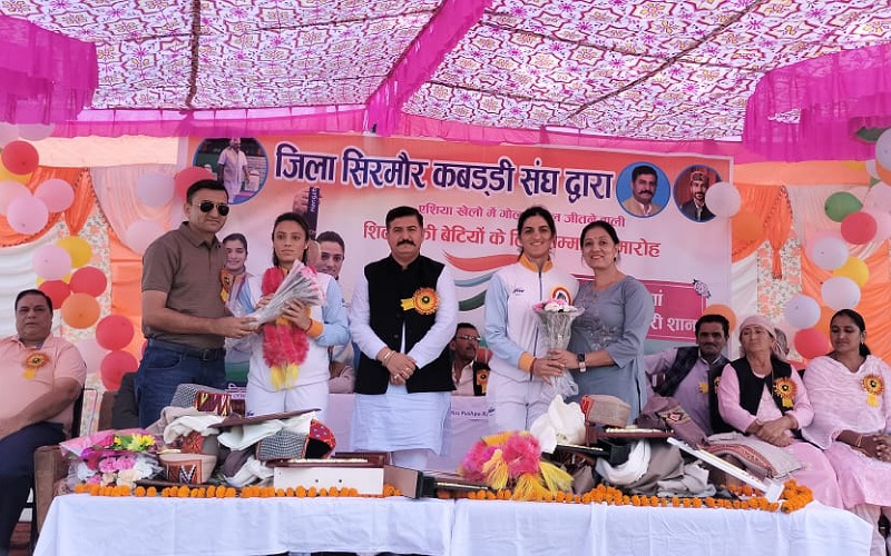 रितु नेगी व पुष्पा राणा का गृह क्षेत्र शिलाई पहुंचने पर भव्य स्वागत
