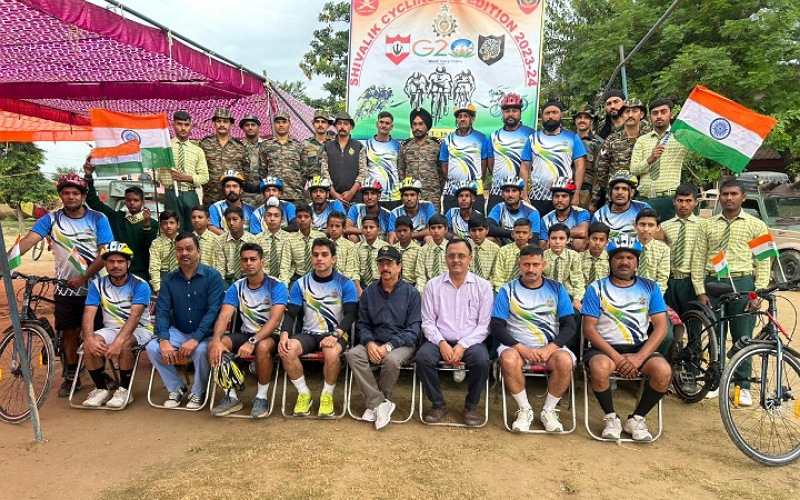 आर्मी की 62 कैवलरी साईकल अभियान का ऊना पहुंचने पर कर्नल एसके कालिया ने किया स्वागत