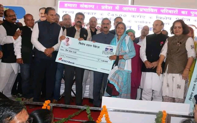 मुख्यमंत्री ने मंडी जिला के 3800 आपदा प्रभावितों को वितरित किए 31 करोड़ रुपए