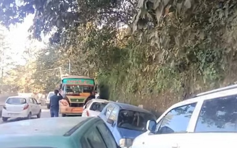 हिमाचल में अनियंत्रित होकर निजी बस ने 7 वाहनों को मारी टक्कर, हादसे में…..