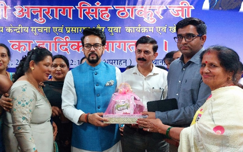 ई-कामर्स के माध्यम से बेचे जाएंगे स्वयं सहायता समूहों द्वारा तैयार किए गए उत्पाद- अनुराग ठाकुर