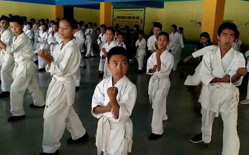 बटाहर स्कूल में कराटे की येलो बेल्ट परीक्षा का आयोजन