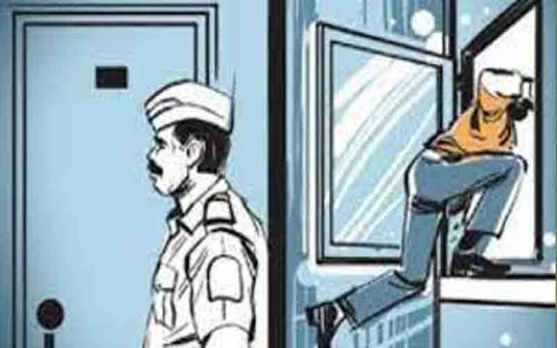 चोरी के मामले गिरफ्तार आरोपी शौचालय की खिड़की तोड़कर थाने से हुआ फरार