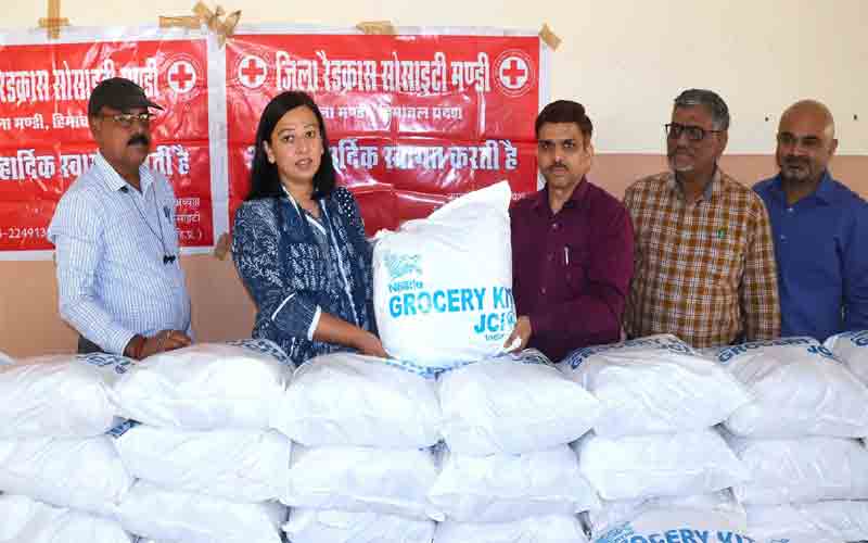 रेडक्रॉस मंडी ने 15 क्षय रोगियों को बांटी 90 राशन किटें