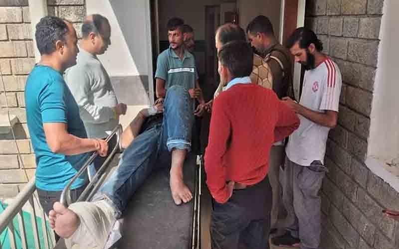 कार और बाइक की हुई जोरदार भिड़ंत, एक गंभीर रूप से घायल