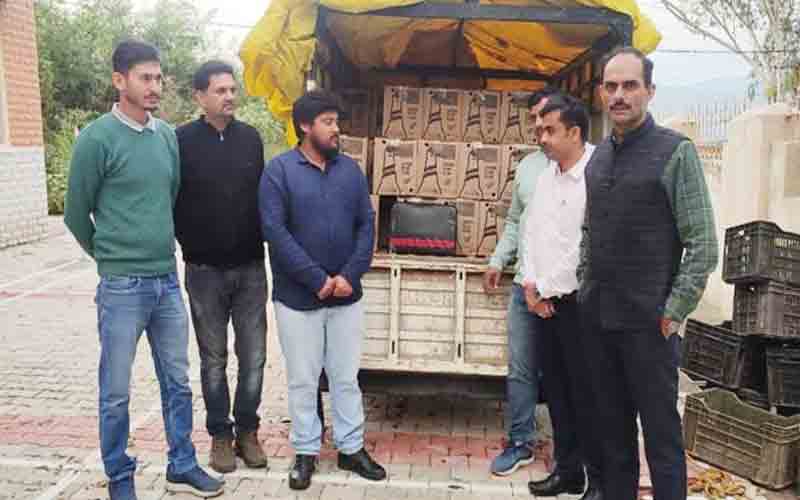 नाकाबंदी के दौरान पिकअप से बरामद हुई अवैध शराब