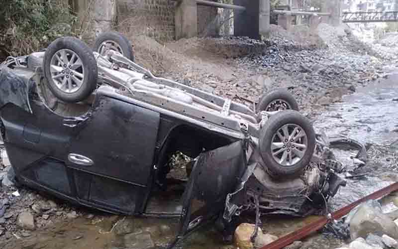 अनियंत्रित होकर सौली पुल से खड्ड में गिरी इनोवा कार, तीन घायल