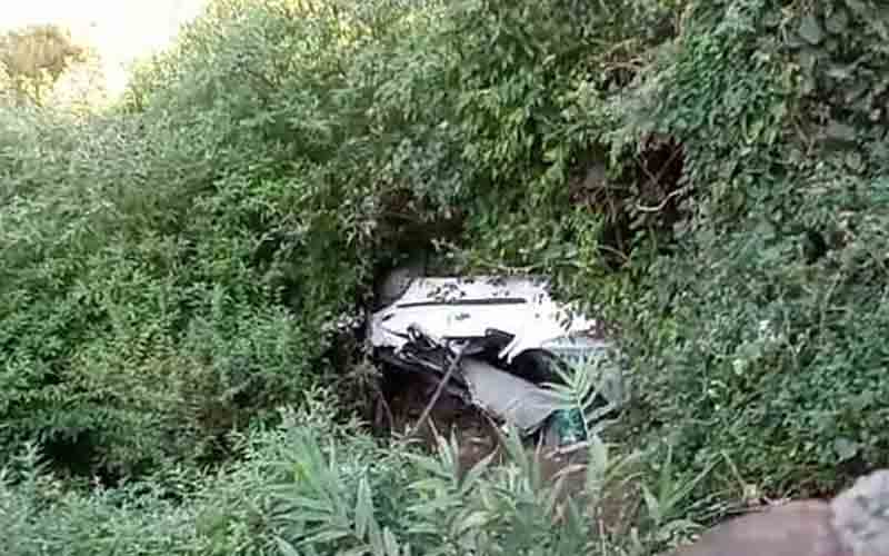 सर्विस सेंटर का शीशा तोड़कर खाई में गिरी कार, 20 वर्षीय युवक की मौत