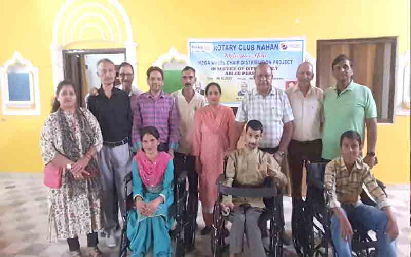 तीन अक्षम बच्चों का सहारा बना रोटरी क्लब नाहन 3080