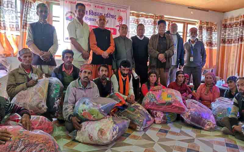 भारत विकास परिषद हिमाचल प्रदेश ने आपदा प्रभावित लोगों को बांटी राहत सामग्री और कंबल