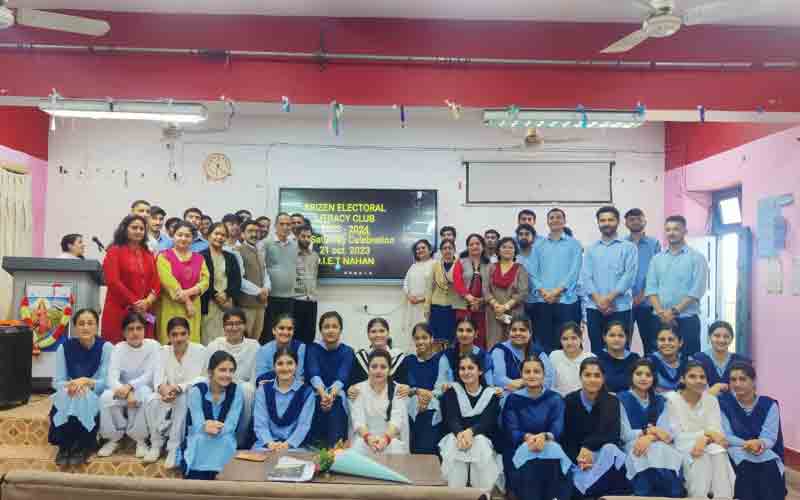 सृजन इलेक्ट्रोरल लिटरेसी क्लब डाइट नाहन ने वोटर प्रदर्शनी का किया आयोजन