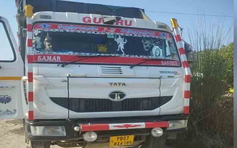 पुलिस ने अवैध रूप से रेत-बजरी लेकर पंजाब जा रहे दो टिप्पर किए जब्त