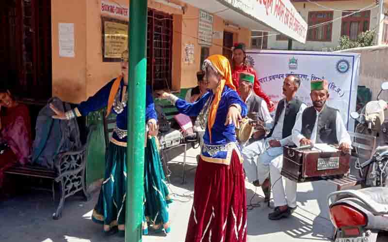 कलाकारों ने राजगढ़ बस स्टैंड और महाविद्यालय में दी आपदा से बचाव की जानकारी