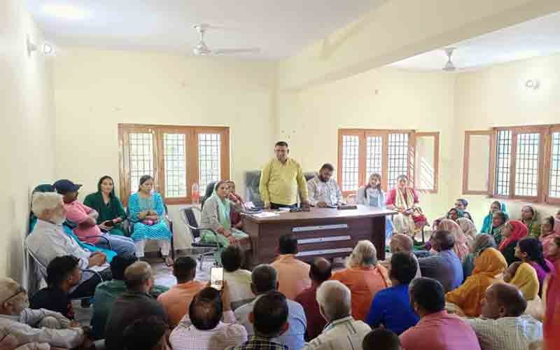 गांधी जयंती पर आयुष विभाग ने लगाया स्वास्थ्य शिविर, 250 लोगों की करी जांच