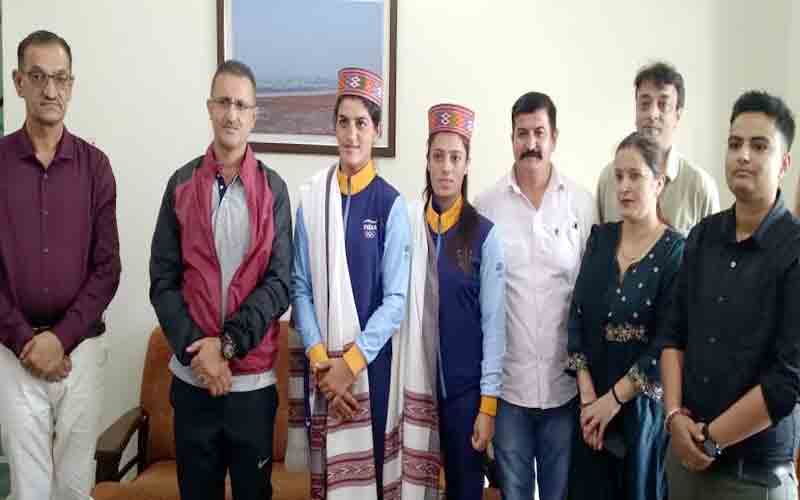 भारतीय महिला कबडडी टीम की कैप्टन रितु नेगी और पुष्पा राणा को डीसी सुमित खिमटा ने शॉल-टोपी भेंट कर किया सम्मानित