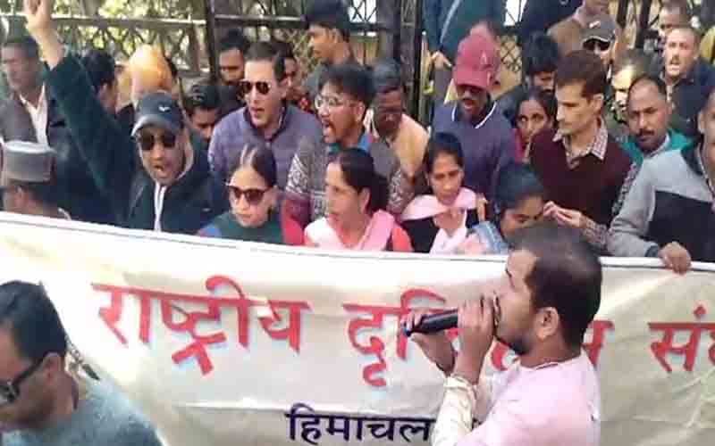 राष्ट्रीय दृष्टिहीन संघ ने अपनी मांगों को लेकर सरकार के खिलाफ किया विरोध प्रदर्शन