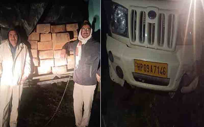 पुलिस ने पिकअप से बरामद किए स्लीपर, आरोपी मौके से हुआ फरार