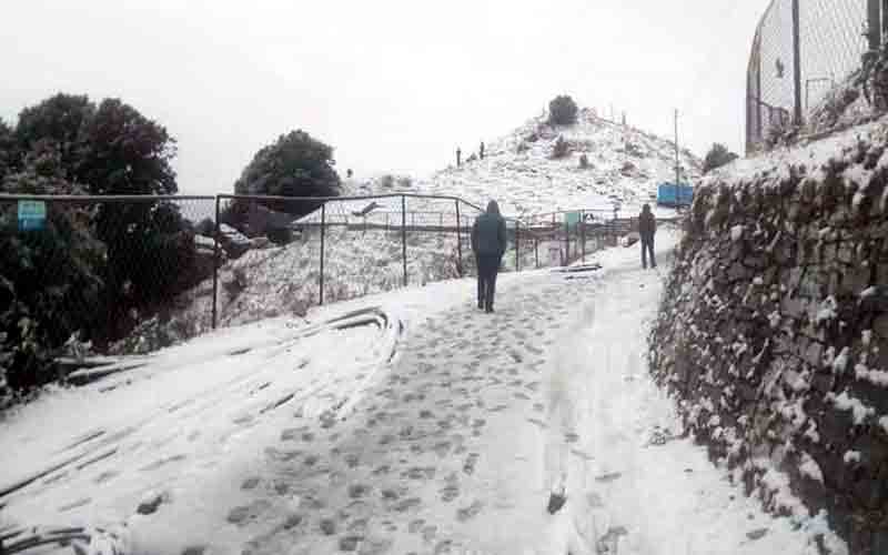 इस साल अक्तूबर माह में शिमला के नारकंडा, हाटू पीक में पहली बार गिरी बर्फ