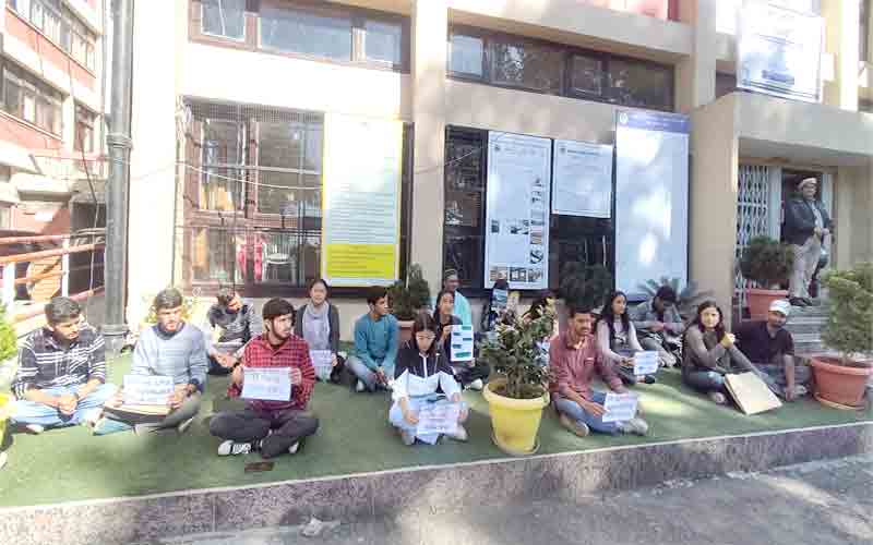 धरना प्रदर्शन का आज पांचवा दिन, सोशल वर्क के छात्रों ने प्रशासन को दी यह चेतावनी…..