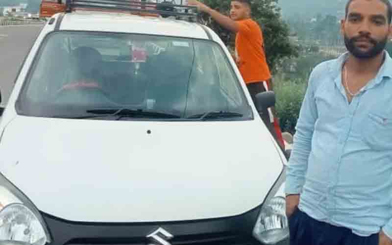 टैक्सी ड्राइवर ने दस हज़ार रुपए लौटाकर दिखाई ईमानदारी