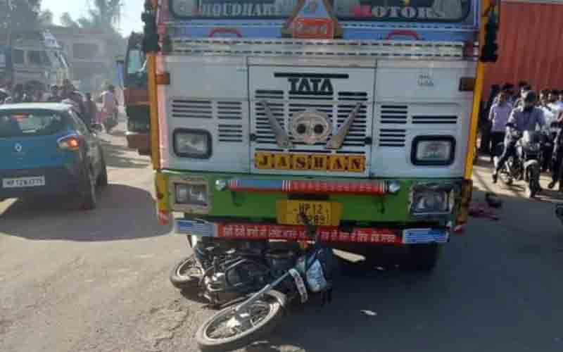 तेज रफ़्तार ट्रक ने बाइक सवार पिता-पुत्री को मारी टक्कर, मौके पर मौत