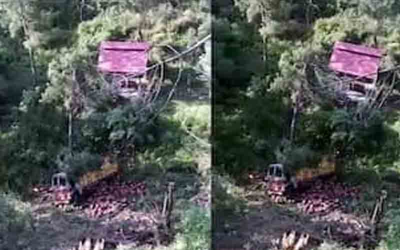 एनएच 103 के पास खाई में गिरा सिलेंडर से भरा ट्रक, चालक घायल