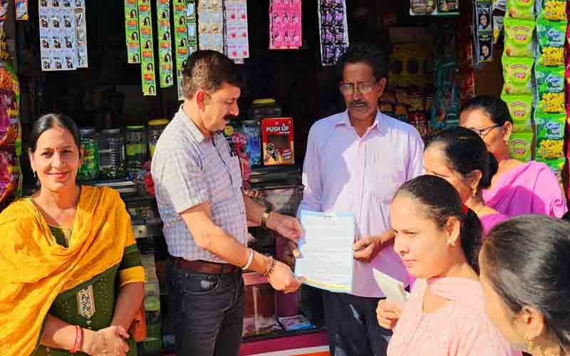 हर घर दस्तक अभियान में जुटा प्रशासन, नशे के खिलाफ मुहिम में खंड विकास अधिकारी ने खुद संभाला मोर्चा