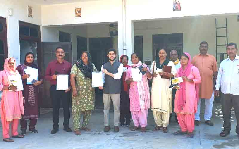 एसडीएम ने हर घर दस्तक मुहिम के तहत लोगों को किया जागरूक