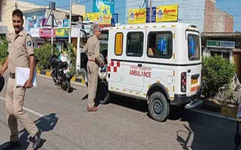 पुलिस ने सरकारी एंबुलेंस से बरामद की शराब, चालक के खिलाफ मामला दर्ज