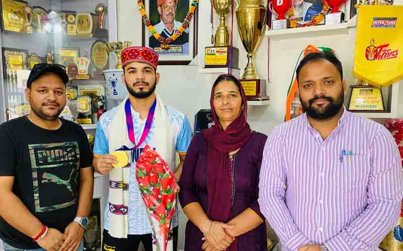 एशियन खेलों में कबड्डी प्रतियोगिता में अहम भूमिका निभाने वाले विशाल भारद्वाज को किया सम्मानित