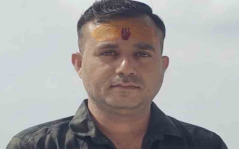 खेलों में उत्कृष्ट कार्य करने वाली दसवीं कक्षा की छात्रा मानसी को ट्रैक सूट एवं स्मृति चिन्ह देकर किया सम्मानित